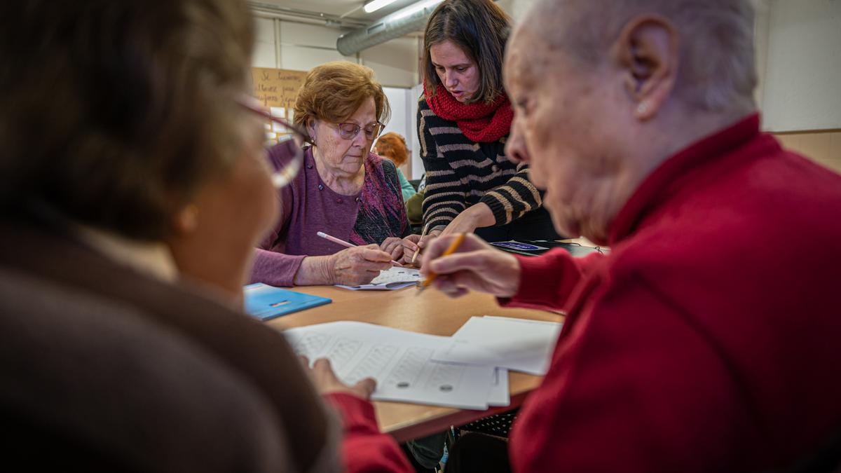 Así es la escuela para adultos de la asociación Martinet Solidari en el Besòs