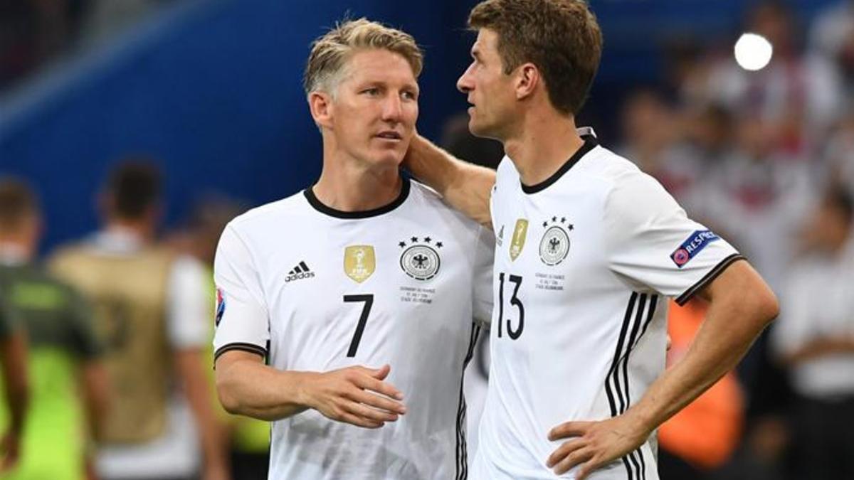 Schweinsteiger, junto a Muller tras la eliminación de Alemania