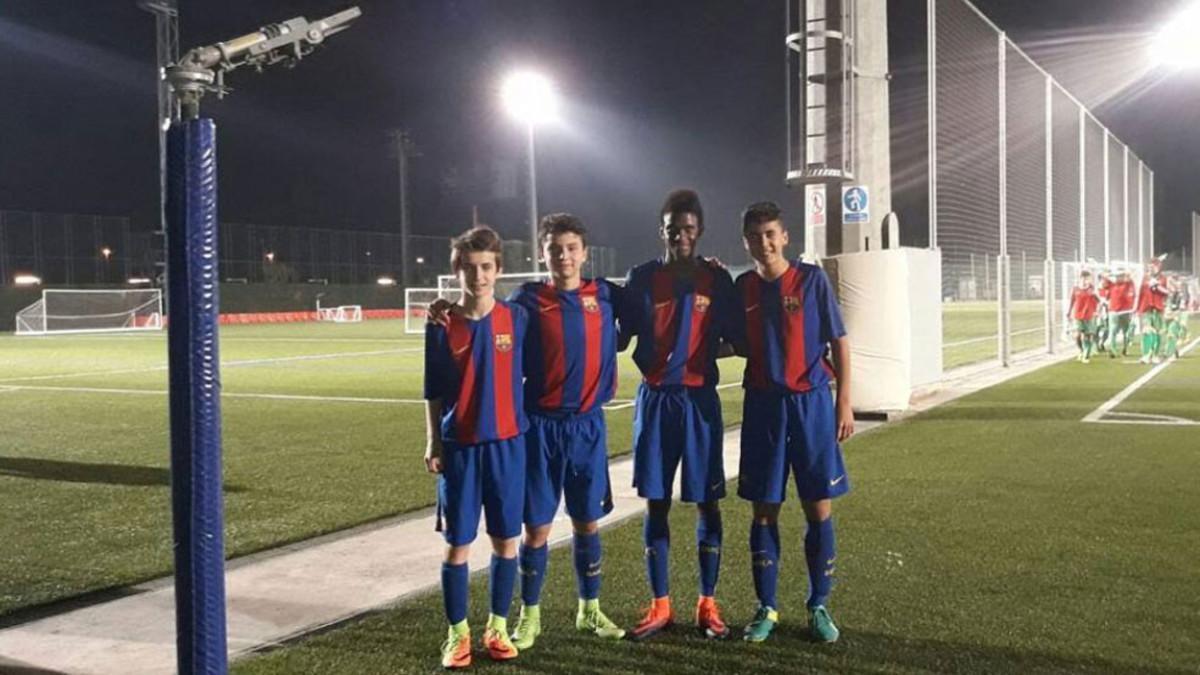 Juan David Fuentes (segundo por la izquierda) junto a los jugadores del Infantil A Marc Casadó, Mamadou Saidou y David Navarro