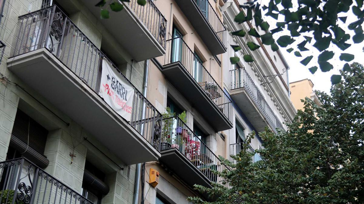 Una pancarta en contra dels pisos turístics al Barri Vell de la ciutat de Girona. | ACN