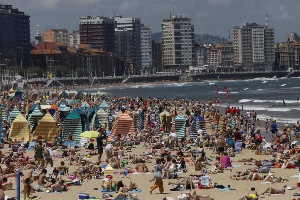 El primer fin de semana de verano llena las playas