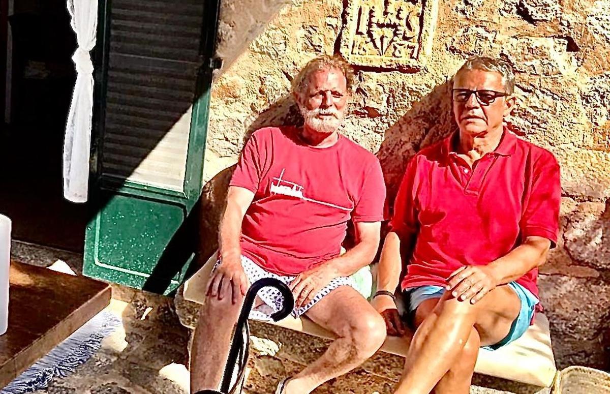 Joaquim Maria Puyal, a la derecha, junto a su amigo Toni Sanfeliu, en una casa en Llucalcari (Mallorca).