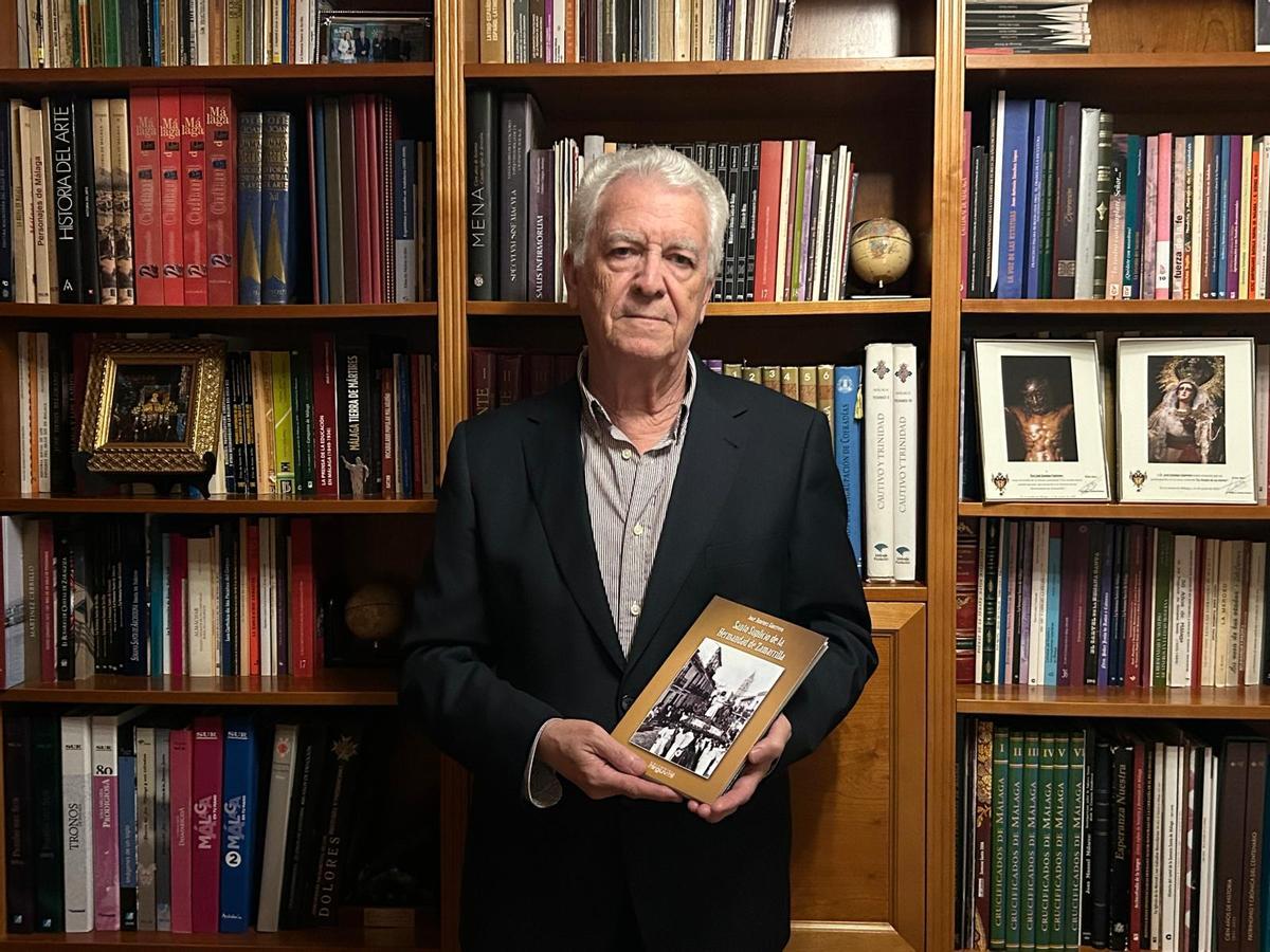José Jiménez con su último libro: 'Santo Suplicio de la Hermandad de Zamarrilla'.