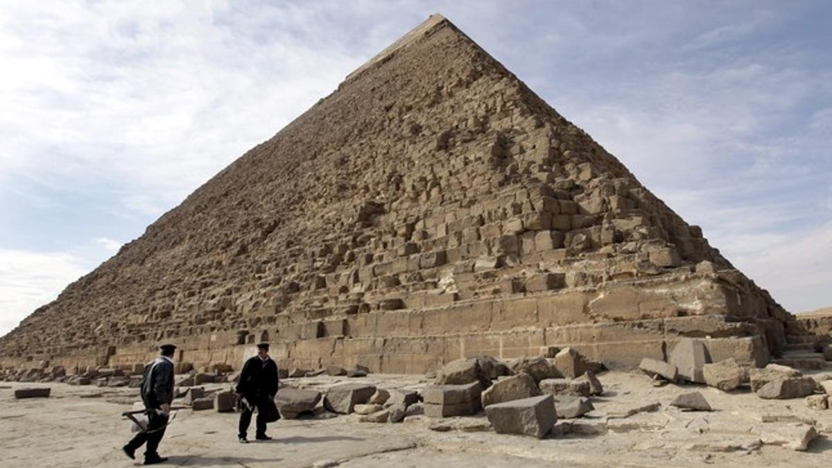 La gran pirámide de Keops, en Giza, a las afueras de El Cairo