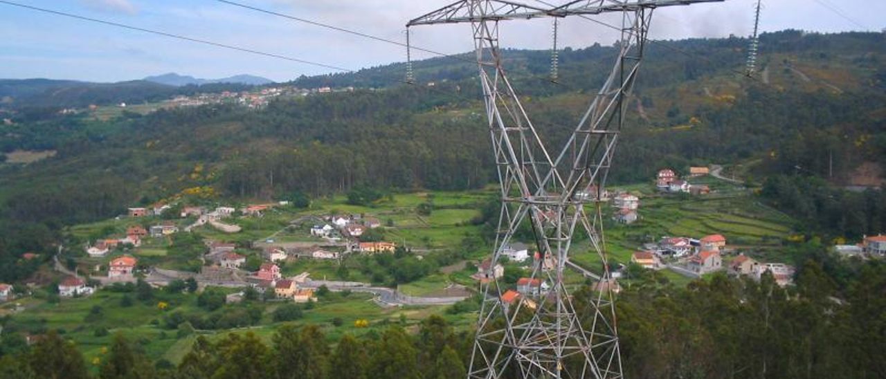 Una línea de alta tensión en el concello coruñés de Arzúa y uno de los nuevos drones de Naturgy. | // FDV