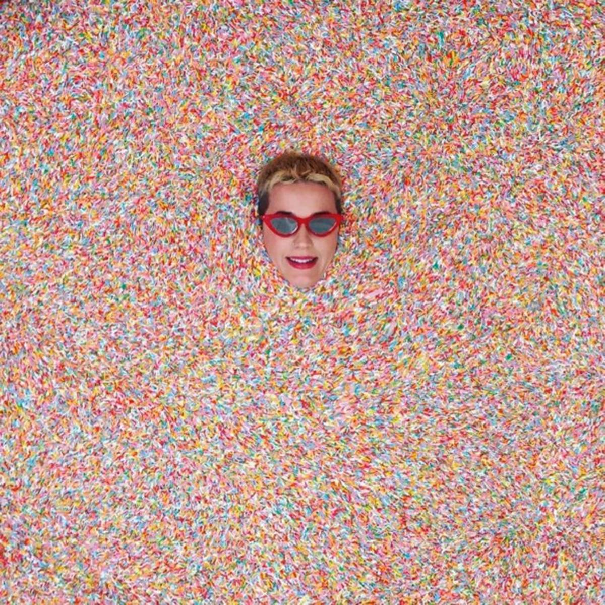 Katy Perry sumergida en la piscina del Museo del Helado