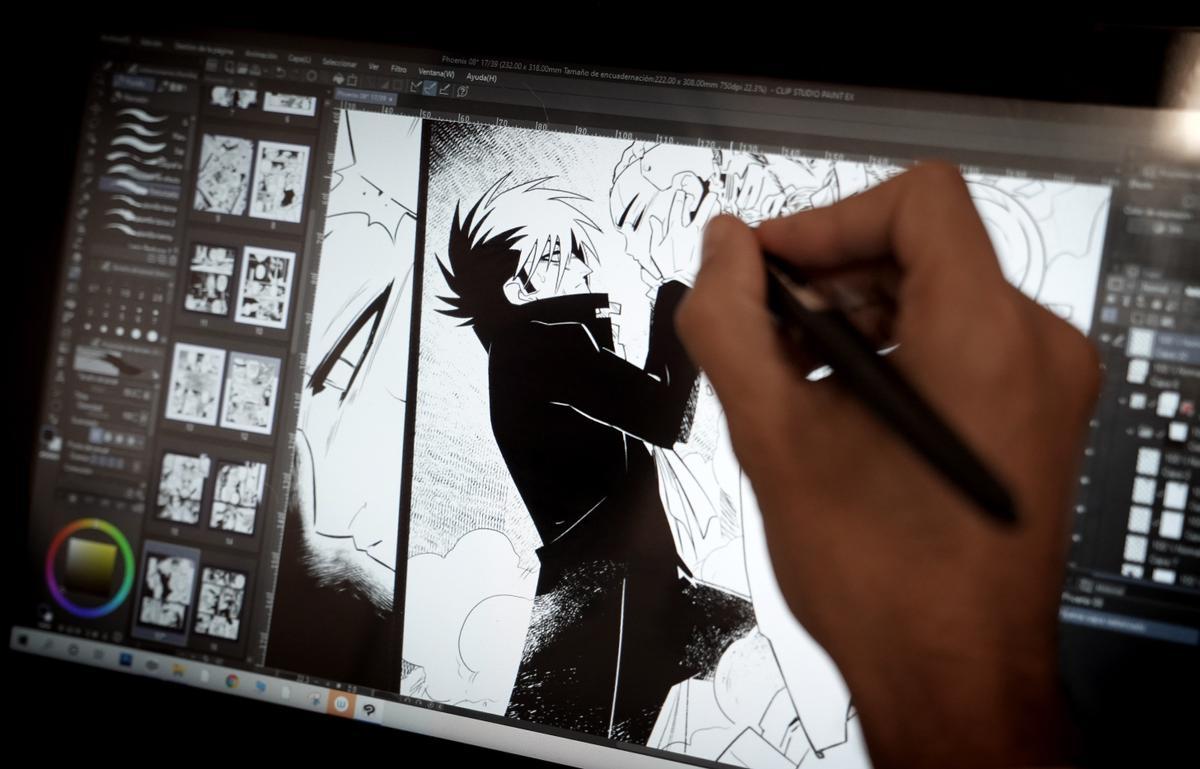 La mano de Kenny Ruiz, dibujando en el ordenador, este jueves en su estudio de Madrid.