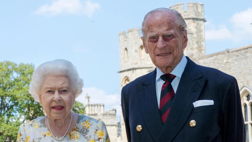 El duque de Edimburgo celebra sus 99 años con una foto junto a Isabel II