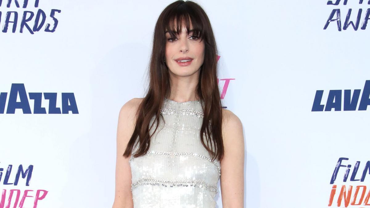 Anne Hathaway, estrella de Versace, elogia a Donatella