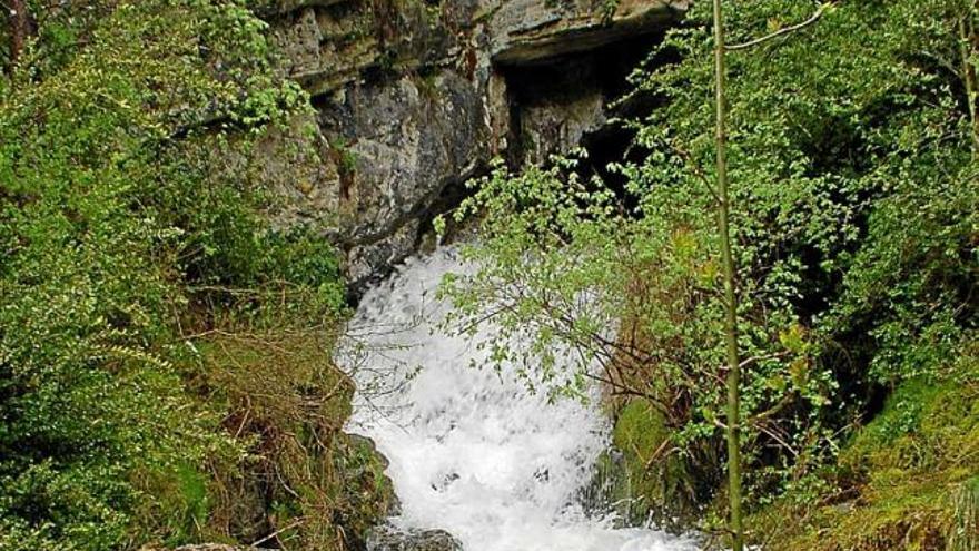 El salt d&#039;aigua propiciat per l&#039;esclat dels corrents subterranis de la fou