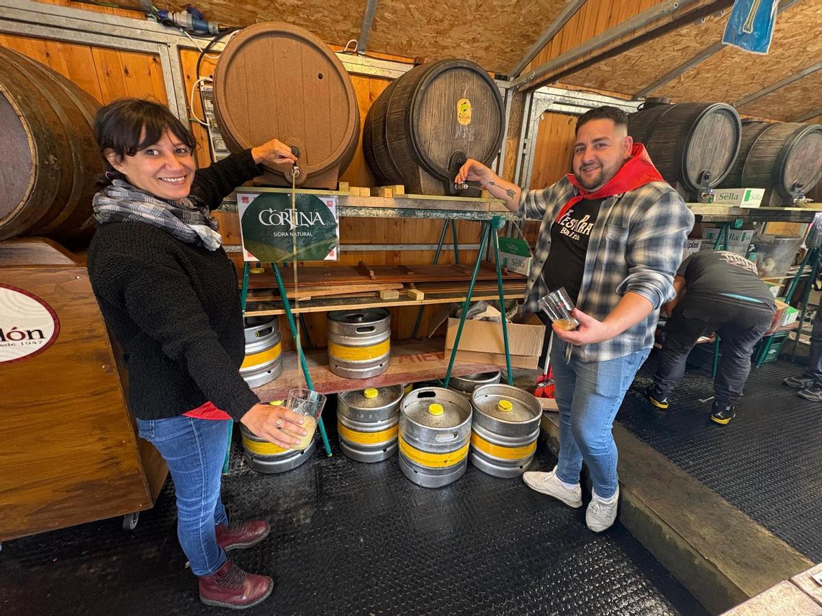 Sofía Iglesias y Carlos Jiménez escanciando sidra de una de las pipas de la Folixa na primavera de Mieres