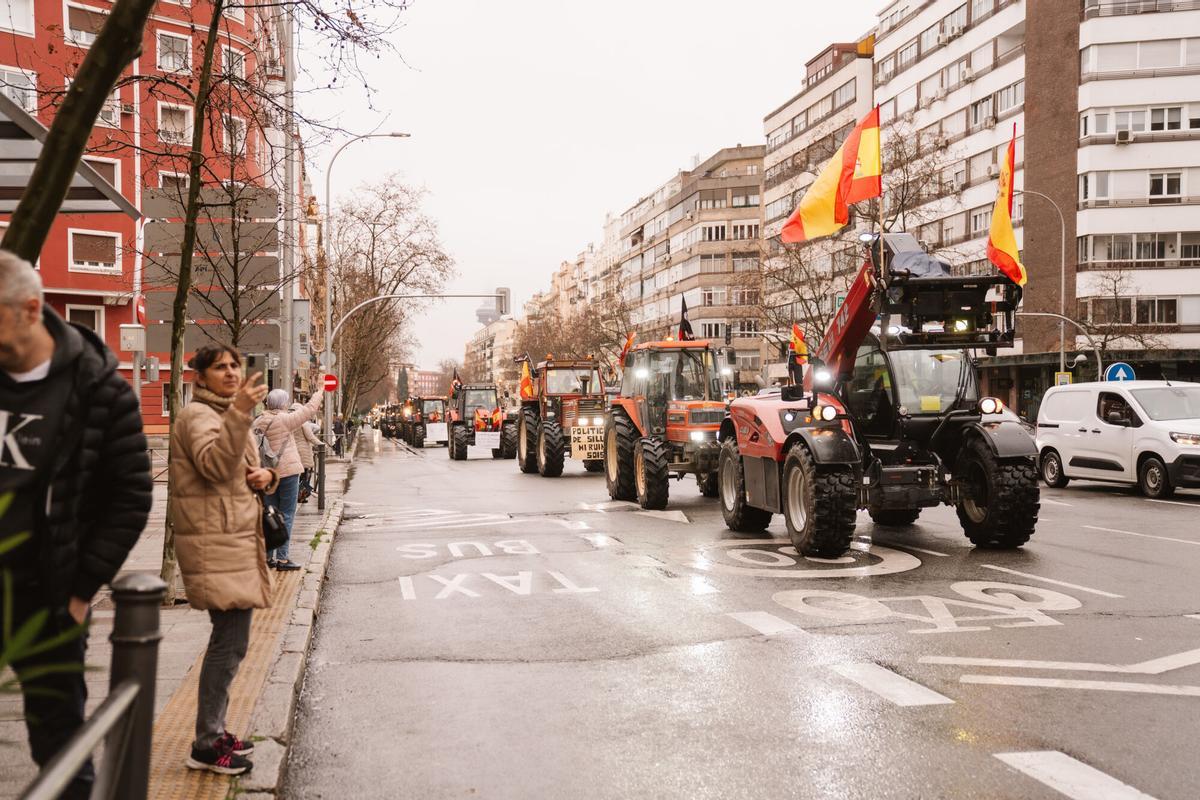 Miles de agricultores con sus tractores protestan contra el acuerdo con Mercosur en Madrid.