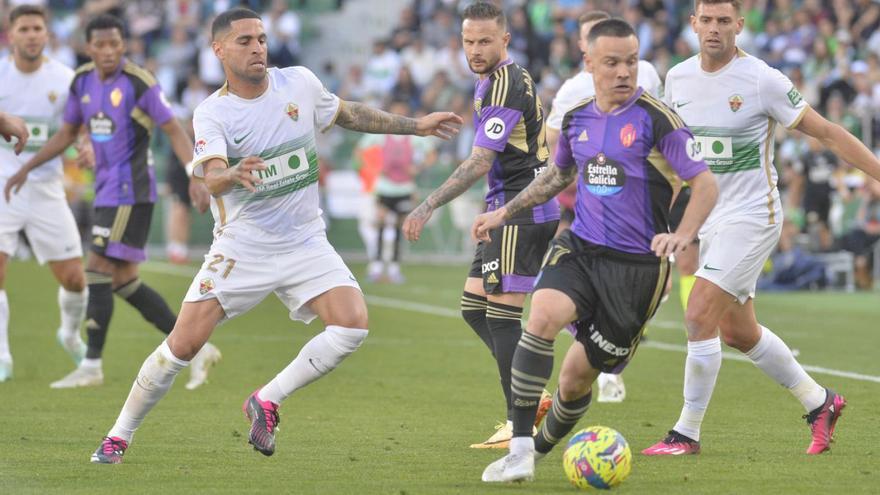 Omar Mascarell, en tareas defensivas en el último partido en casa del Elche ante el Valladolid. | MATÍAS SEGARRA