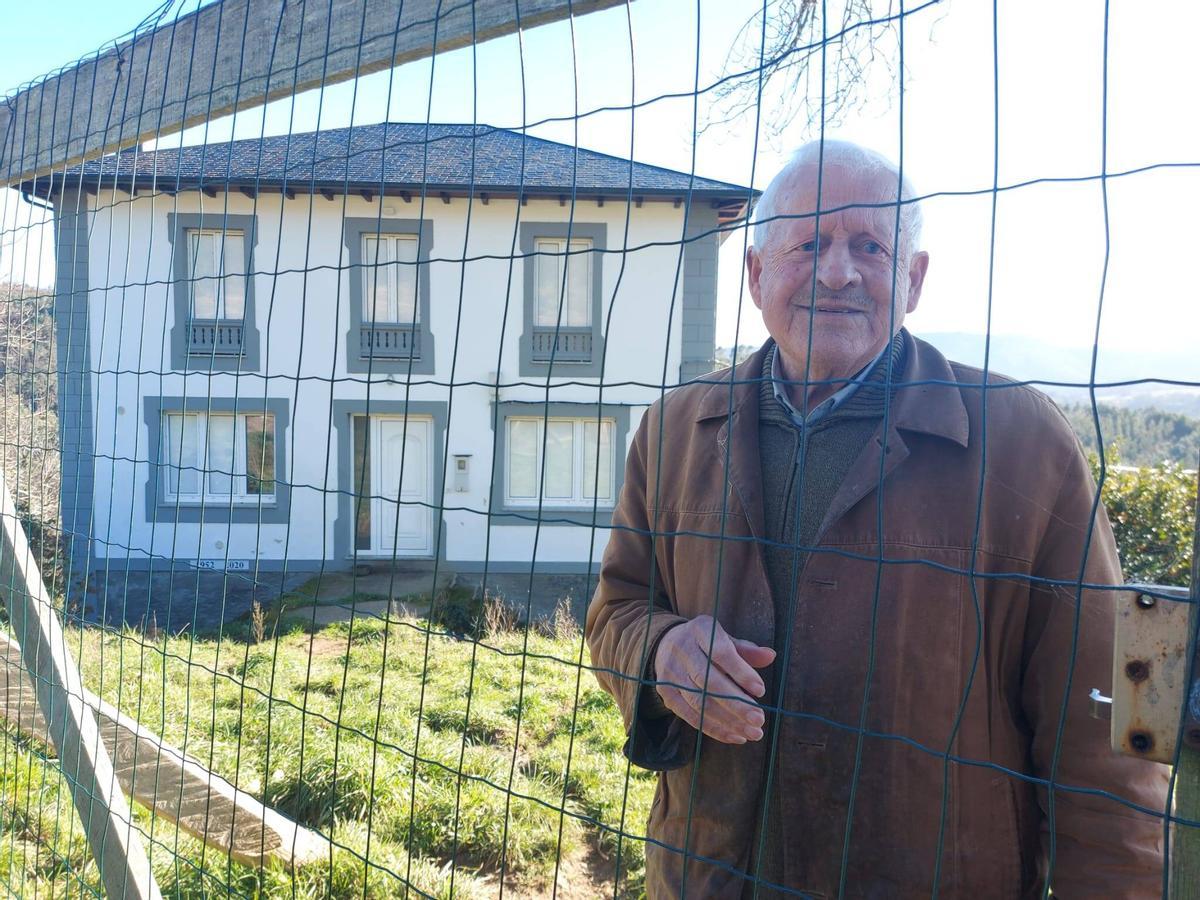 Manuel Méndez, ante su vivienda en El Franco.