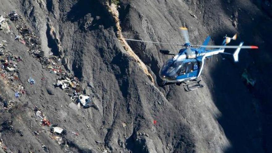 Un helicóptero sobrevuela los restos del avión, en una imagen de archivo.