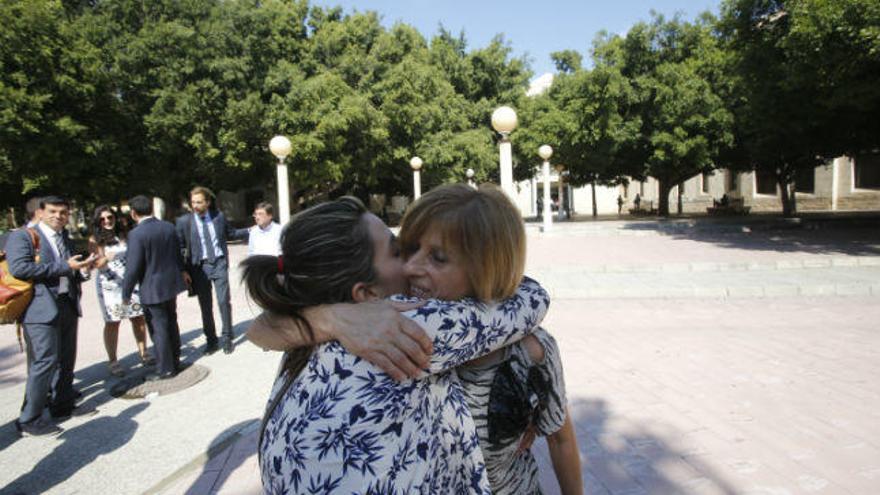 Maruja Cuenca se abraza con una mujer el jueves a la salida de los juzgados
