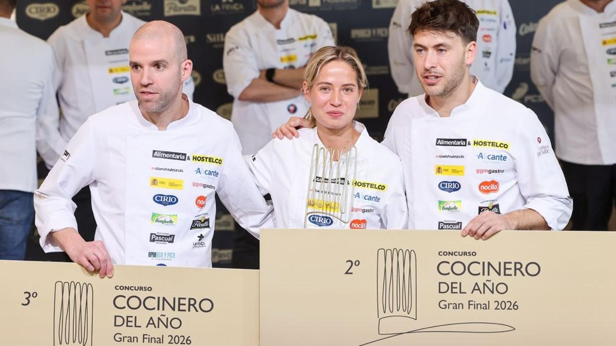 Paula Gutiérrez, tras ser nombrada Cocinero del Año 2026 en Alimentaria, flanqueada por Roger Julián (Simposio, San Antoni de Benagéber -Valencia-), tercero, y Jorge Lengua (Llavor, Oropesa del Mar, y La Suculenta, Benicàssim), segundo.