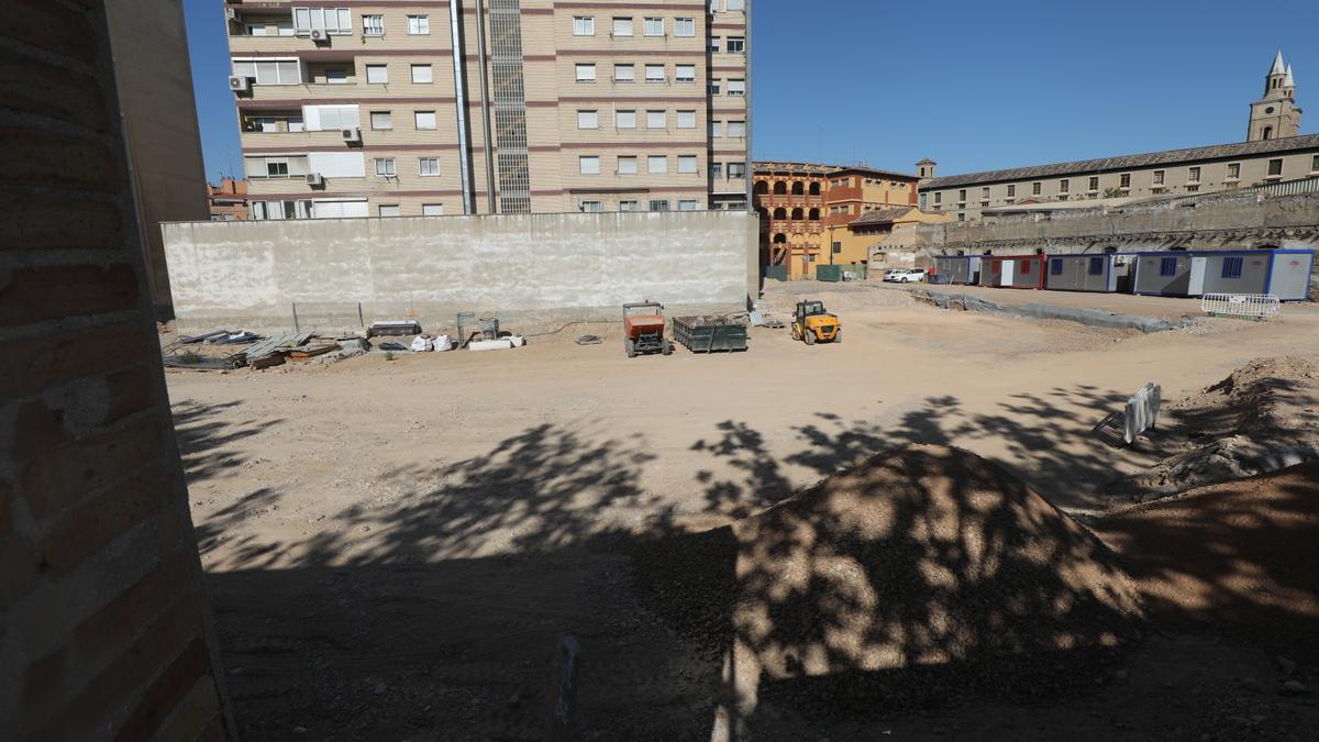 Unas obras de construcción en el paseo María Agustín de Zaragoza.