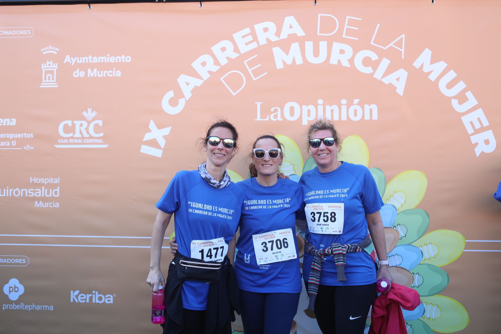 Las participantes posan en el photocall tras finalizar la Carrera de la mujer de Murcia