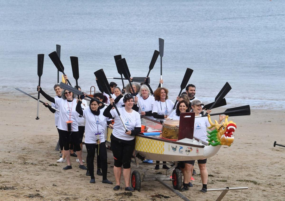 Integrantes de Bolboretas, durante una jornada de remo en la playa de Santa Cristina, en Perillo (Oleiros).  | // VÍCTOR ECHAVE