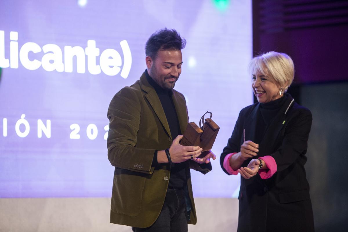 Pablo Montoro recibe de Susi Díaz el premio al mejor Restaurante Revelación por su Espacio Montoro en Alicante