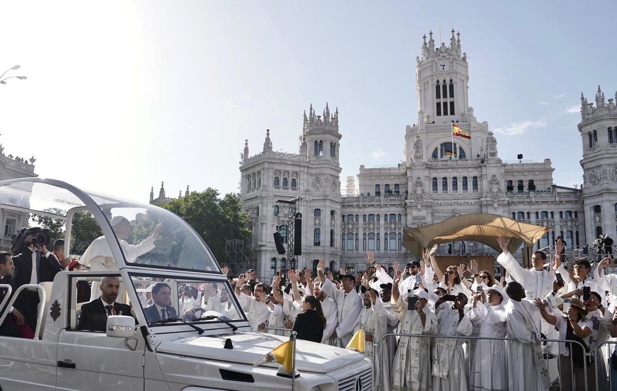 El papamóvil, en la plaza de Cibeles.