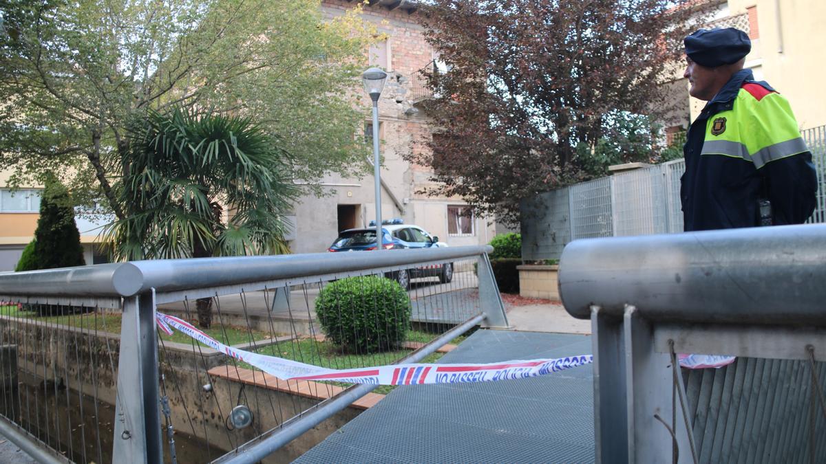 El dispositiu policial davant de l&#039;habitatge on van trobar la noia morta a Campdevànol