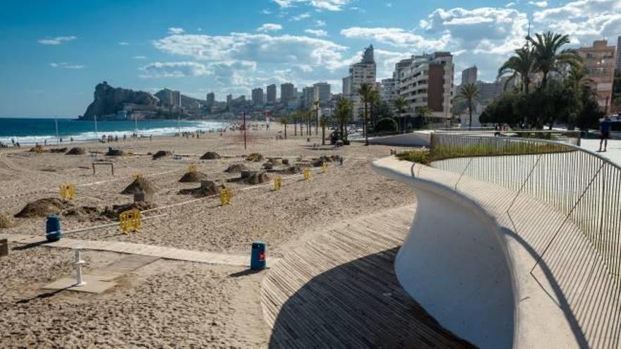 Primeros movimientos de tierra que se están realizando en la playa de Poniente para instalar las seis pistas de voley playa.