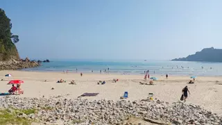 Rescatan a un bañista de 62 años en la playa de San Pedro, Cudillero