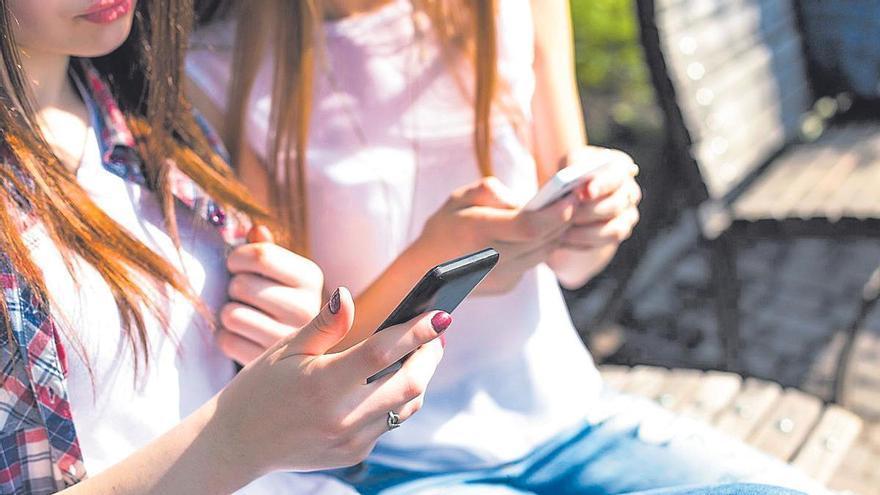 Radiografía del abuso sexual a niñas por internet: víctimas de 13 años, agresores conocidos y juicios de más de 3 años