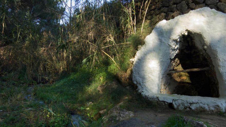 La fuente parece una pequeña capilla encalada.