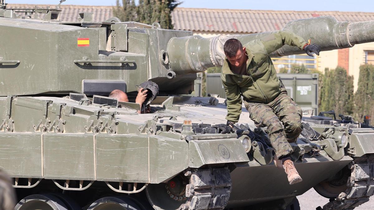 Un militar ucraniano subido en uno de los carros de combate Leopard 2A4 durante la presentación de la formación de las Fuerzas Armadas españolas a militares ucranianos, en el Centro de Adiestramiento de San Gregorio.