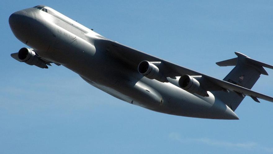 Un avión de la fuerza aérea de Estados Unidos sobrevuela Ibiza