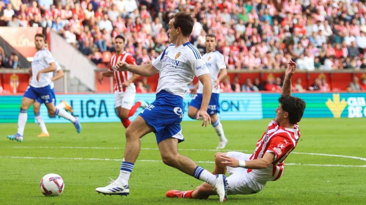 Francho Serrano durante el partido en El Molinón.
