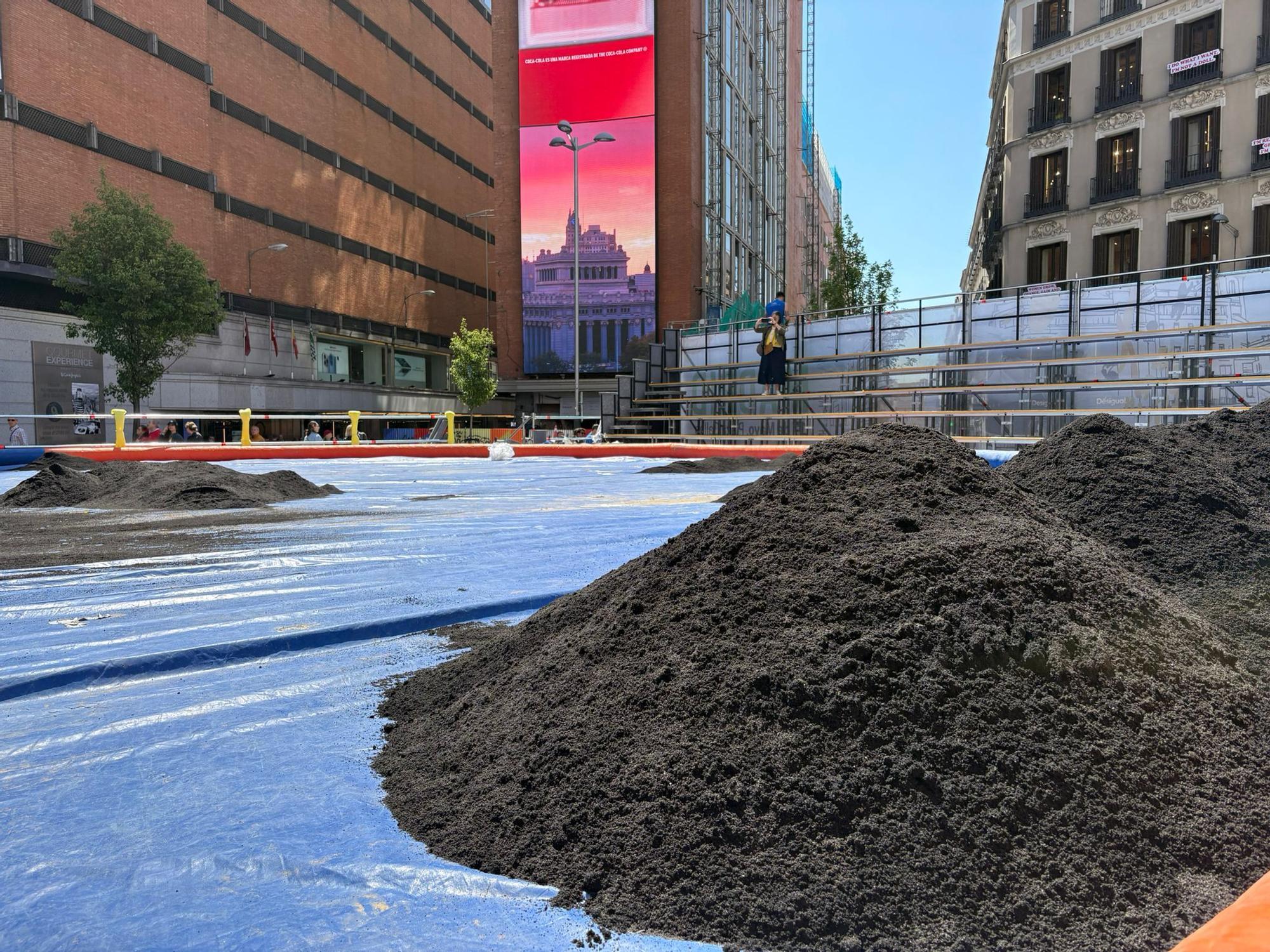 Comienzan a poner la arena volcánica de La Palma en Callao para la lucha canaria
