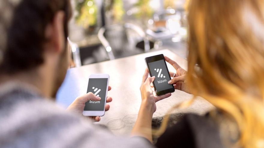 “Te envío 500 euros si me mandas una captura de tu saldo”: la estafa de Bizum inverso en WhatsApp que vacía tu cuenta