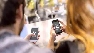 “Te envío 500 euros si me mandas una captura de tu saldo”: la estafa de Bizum inverso en WhatsApp que vacía tu cuenta