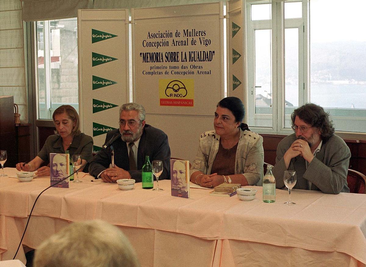 PRESENTACION DE LA COLECCION “LETRAS HISPANICAS” DE LA EDITORIAL IR IRDO. DE IZQUIERDA A DERECHA BIEITO LEDO, MARIA DOLORES CORDOVES Y PEROZO