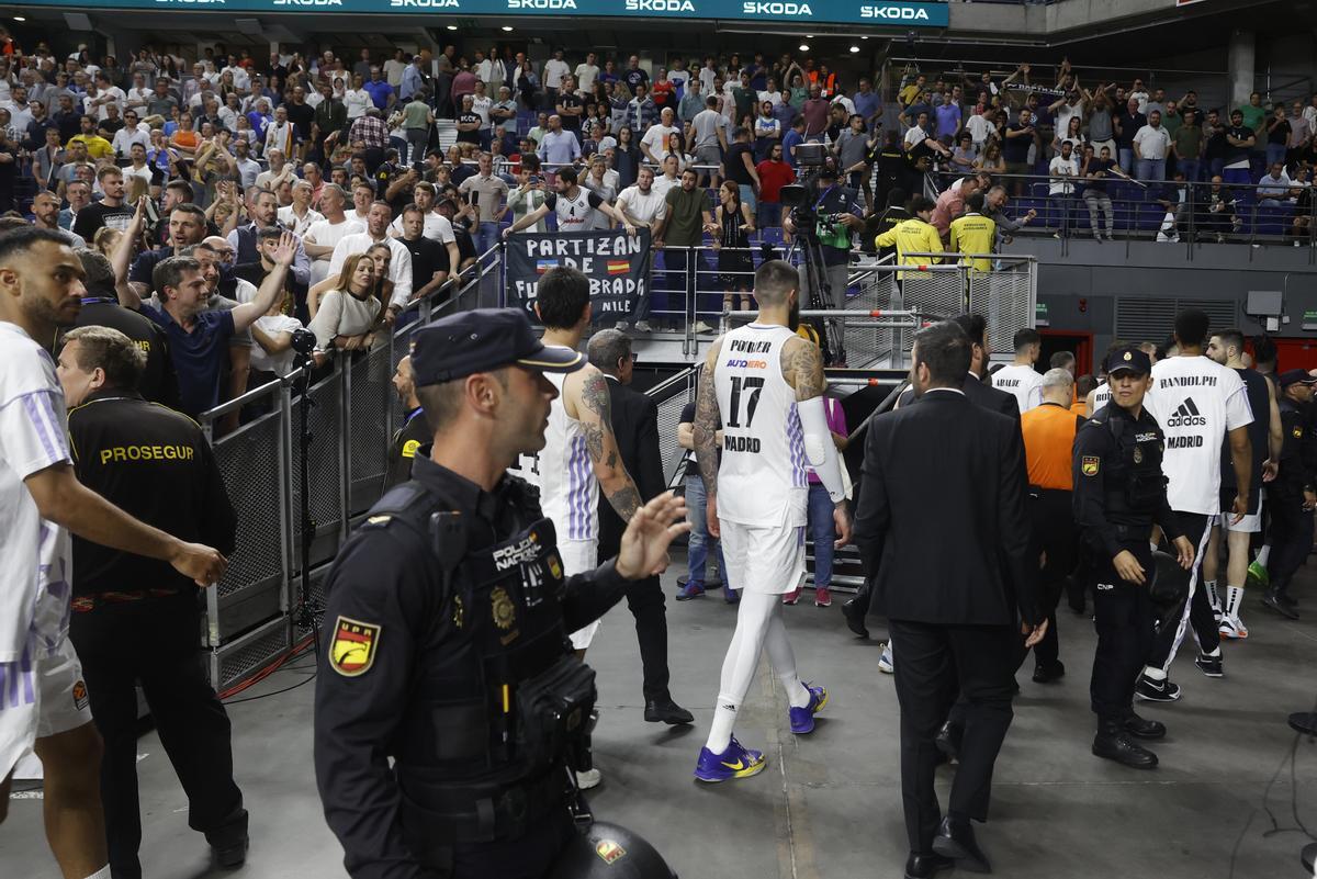 La pelea entre los jugadores del Real Madrid y el Partizán, en imágenes