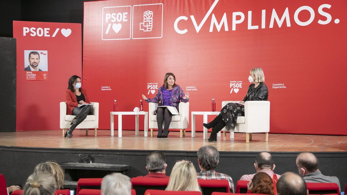 La vicesecretaria general del PSOE, Adriana Lastra, con Alicia Palomo (i), número dos de la lista del PSOE por Segovia a las Cortes de Castilla y León, y la senadora Ana Agudíez, en Segovia este 30 de enero de 2022.