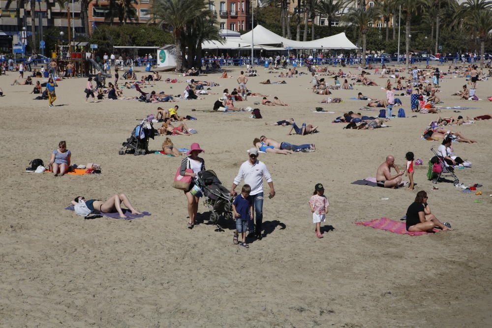 Numerosos bañistas llenan el Postiguet para disfrutar del buen tiempo en Alicante