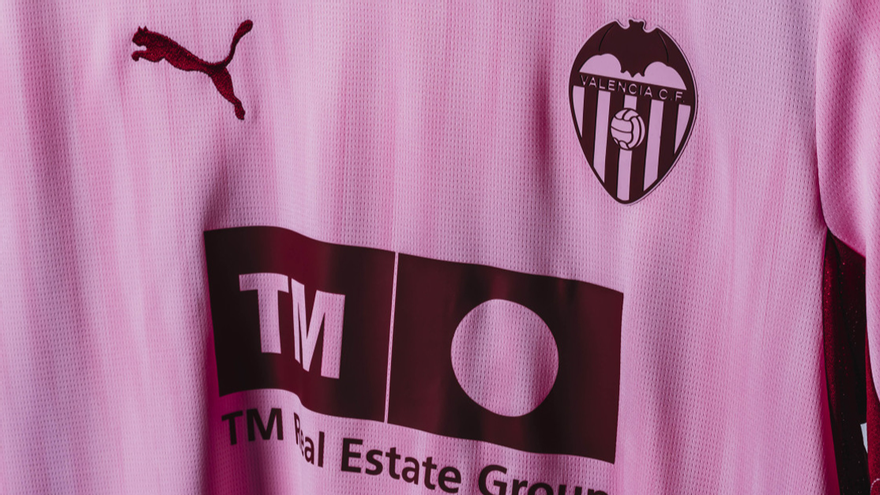 ENCUESTA | ¿Te gusta la nueva camiseta rosa del Valencia CF?