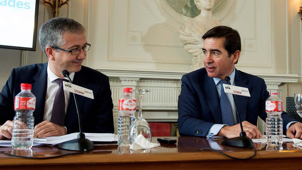 El gobernador del Banco de España, Pablo Hernández de Cos, en los cursos de la UIMP en Santander. En la foto, junto al presidente del BBVA, Carlos Torres Vila.