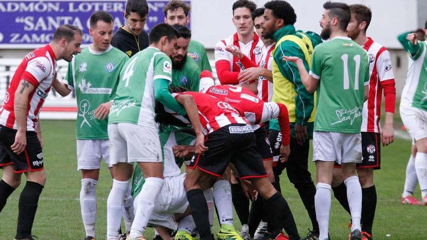 Tangana entre Zamora CF y San José tras la segunda amarilla a Fer, ayer.