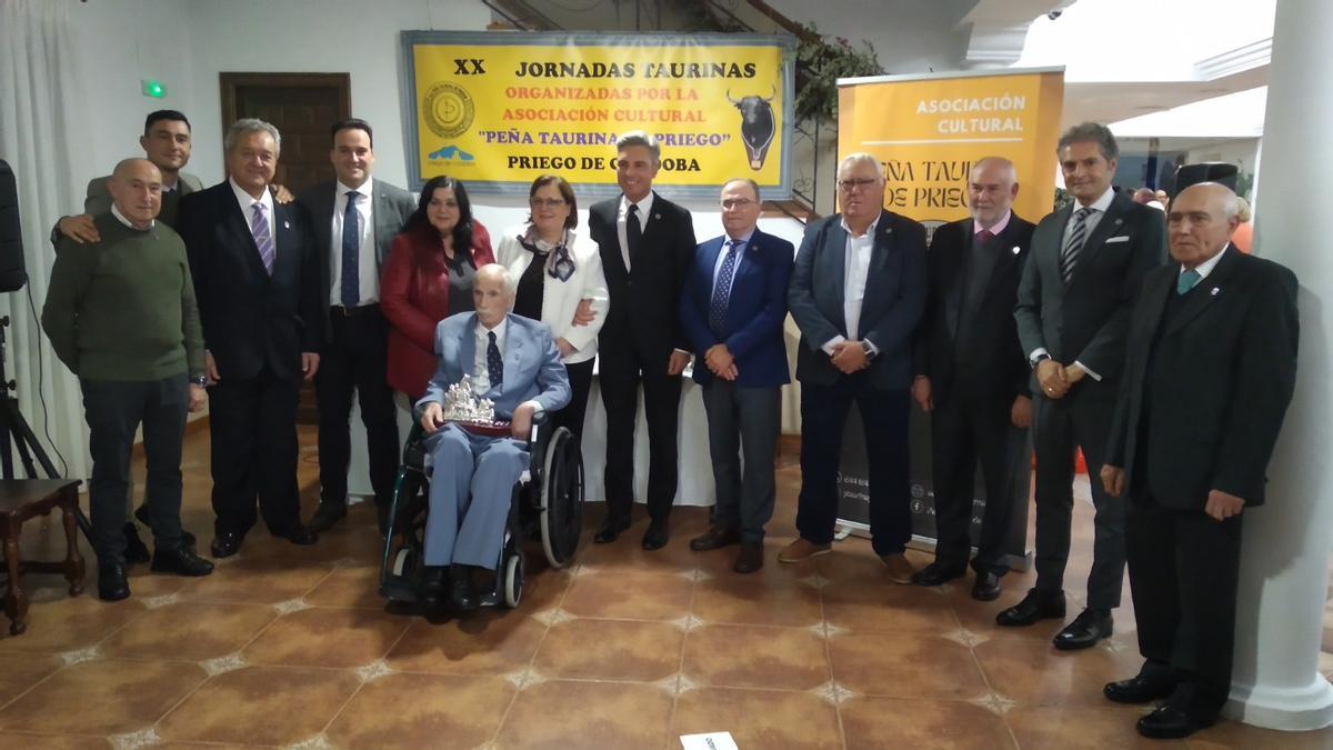 Ladislao Rodríguez junto a autoridades y asistentes al acto.