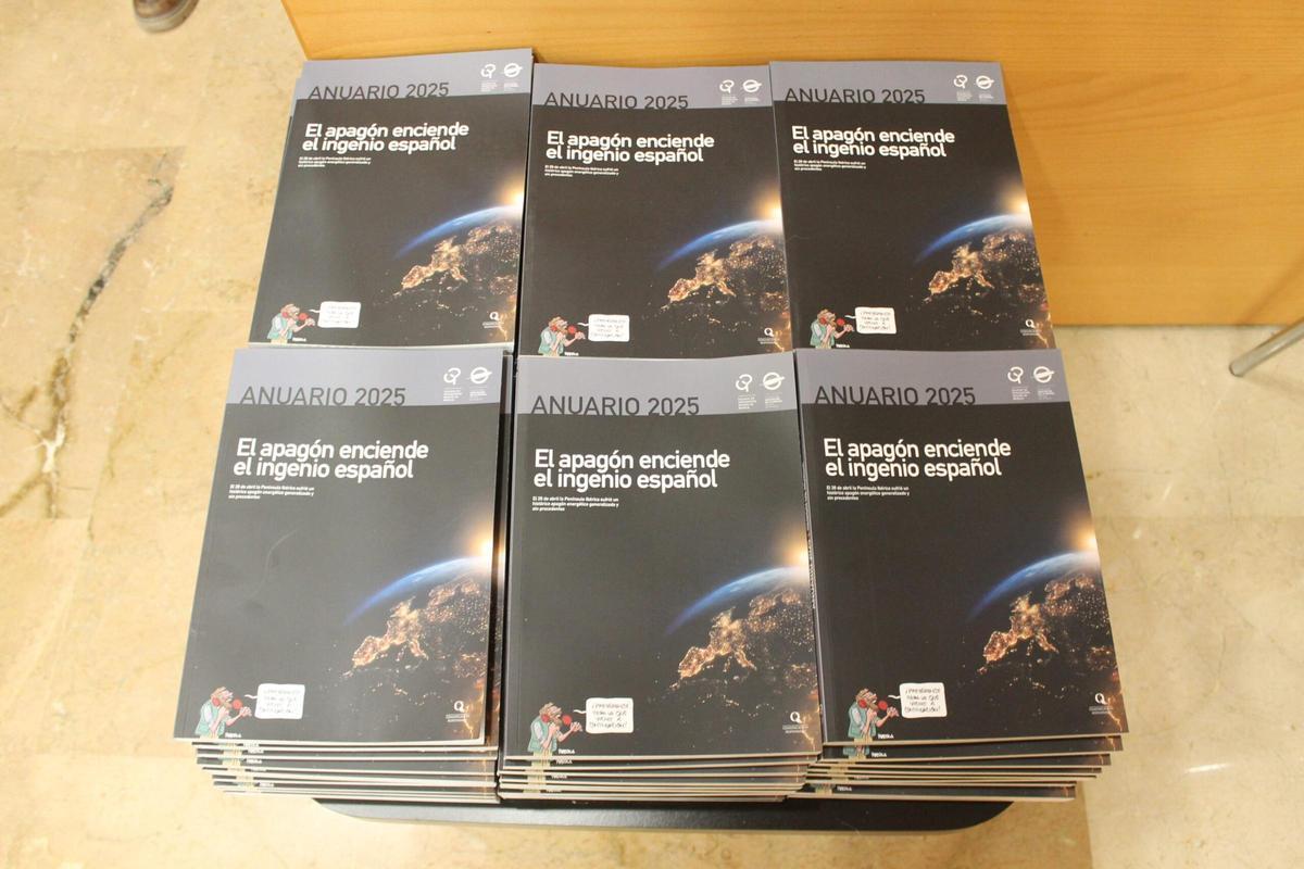 Ejemplares del Anuario de la Región de Murcia 2025