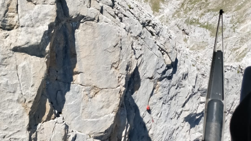 Rescatan en los Picos a un escalador que cayó 30 metros y se quedó colgando