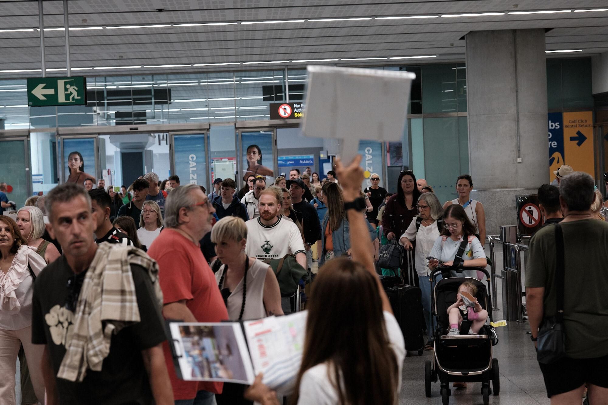 Máxima actividad en el aeropuerto en el comienzo de las vacaciones