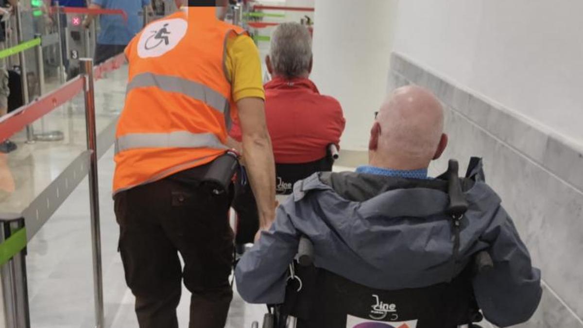 Dos pasajeros PMR en el Aeropuerto de Lanzarote.
