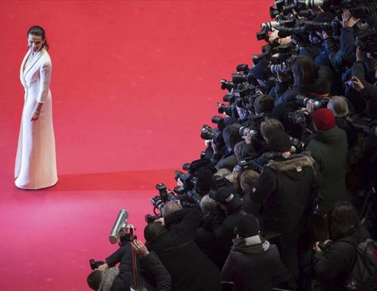 L’actriu francesa Juliette Binoche posa davant d’un centenar de fotògrafs, a l’arribar a la gala inaugural de la 65a edició de la Berlinale.